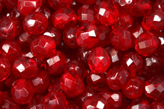 Broušené korálky ohňovky 8 mm, 20 ks/16 cm - transparentní rubínově červená