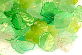 Mačkané korálky lísteček 15x15 mm, 10 ks - mix zelených transp. barev, zlaté povrchovky