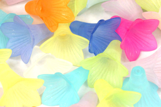 Plastové korálky kytička, zvoneček velký 22x22 mm, 10 ks - mix matných barev, frost