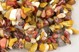 Minerální korálky - vrtané zlomky, bal. 5 g - jaspis mookait