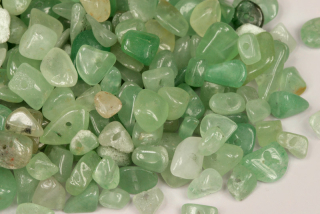 Minerální korálky - vrtané zlomky, bal. 5 g - zelený avanturín