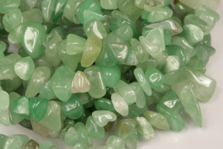 Minerální korálky - navlečená šňůra vrtaných zlomků, délka 85 cm - zelený avanturín