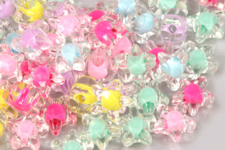 Plastové korálky, hvězdičky 11x11 mm, 30 ks - čiré s barevným jádrem, mix