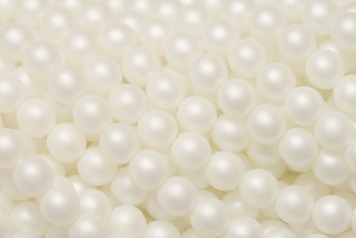 Voskované korálky kuličky 6 mm, 27 ks/16 cm - bílá, matná