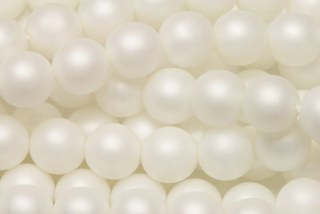 Voskované korálky kuličky 10 mm, 16 ks/16 cm - bílá, matná