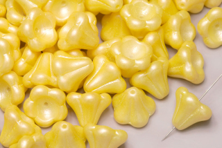 Mačkané korálky kytička zvoneček 13x11 mm, 5 ks - žlutý vosk