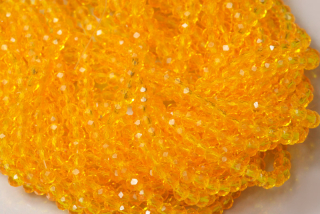 Broušené korálky slavík 3x2 mm, cca 145 ks na šňůře 36 cm - transp. oranžovožlutá