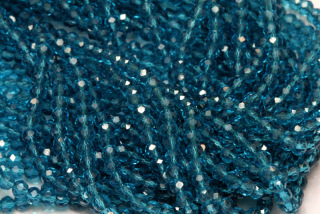 Broušené korálky slavík 3x2 mm, cca 145 ks na šňůře 36 cm - transp. akvamarínově modrá