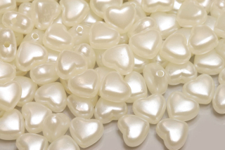 Plastové korálky voskované, imitace perel, srdíčko 9x8x5 mm, 30 ks - krémová