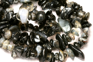 Minerální korálky - vrtané zlomky, bal. 5 g - achát černý (onyx)