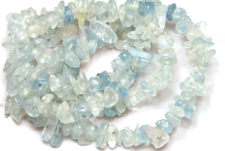 Minerální korálky - vrtané zlomky, bal. 5 g - akvamarín (velmi drobné)