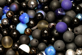 Mačkané korálky kuličky 6-8 mm, bal. 50 g - modročerný mix