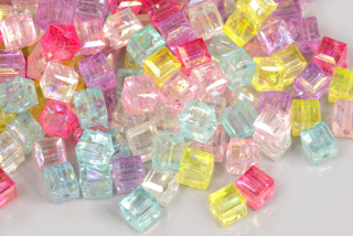 Plastové korálky kostičky 6x6x6 mm, 10 g (66-68 ks) - mix transp. barev, duhový povrch