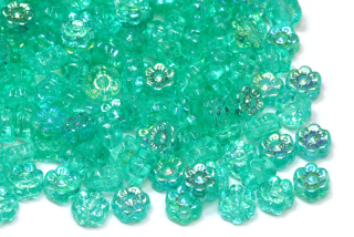 Mačkané korálky havajské kytičky 6 mm, 20 ks - transp. zelený emerald listr, duh. dekor AB