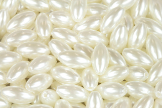 Plastové korálky voskované, imitace perel, oliva 11,6x6 mm, 30 ks - bílá