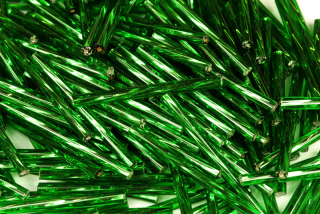 PRECIOSA Bugles-SH, stáčené čípky 13,3" (30 mm), 50 ks - zelená, stříbrný průtah (SL)