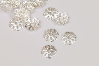 Kaplík ozdobný filigránový, květinka 7 mm, galva stříbro, 20 ks