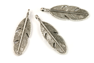 Kovový přívěsek peříčko 29x9 mm, galva platina/starostříbro, 1 ks