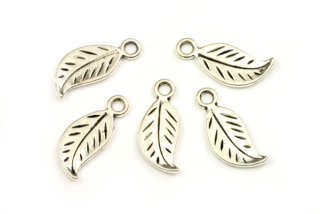 Kovový přívěsek lísteček 8x17x1 mm, galva platina/starostříbro, 1 ks