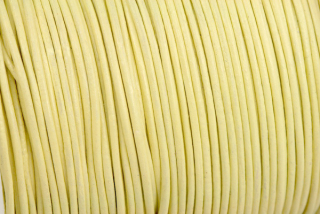 Kulatý kožený řemínek, průměr 1 mm, 1 m - barva krémová, světle žlutá
