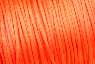 Saténová šňůrka průměr 1 mm, metráž 1 m - oranžová NEON