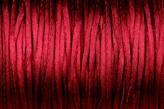 Saténová šňůrka průměr 1 mm, metráž 1 m - vínově červená