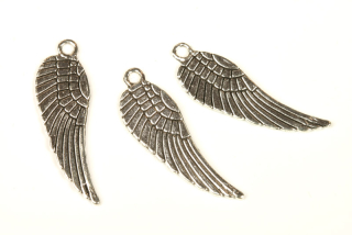 Kovový přívěsek andělské křídlo 30x9 mm, galva platina/starostříbro, 1 ks