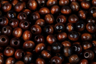 Dřevěné korálky lakované, kulička 8 mm, 10 g (60-65 ks) - tmavě hnědá