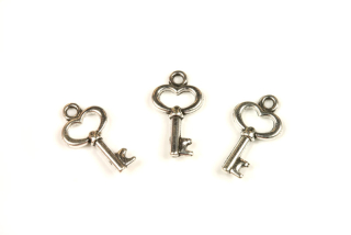 Kovový přívěsek klíč 15x9 mm, galva platina/starostříbro, 1 ks