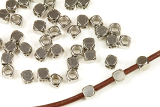 Korálky z nerezové oceli, kostička 4x4x4 mm, otvor 2,6 mm, 5 ks