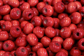 Dřevěné korálky lakované, kulička 8 mm, 10 g (60-65 ks) - tmavší červená (růžovočervená)