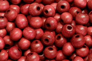 Dřevěné korálky lakované, kulička 8 mm, 10 g (60-65 ks) - tmavší červená (růžovočervená)