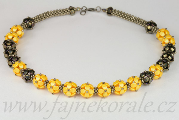 Mačkaná pohanka 4,5x4 mm, 30 ks - pokov hnědý iris na černé