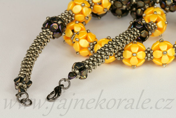 Mačkaná pohanka 4,5x4 mm, 30 ks - pokov hnědý iris na černé