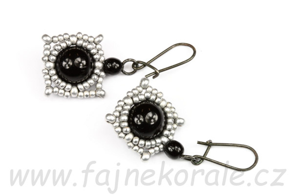 Mačkaná perle kulička 10 mm, 16 ks/16 cm - sytá černá
