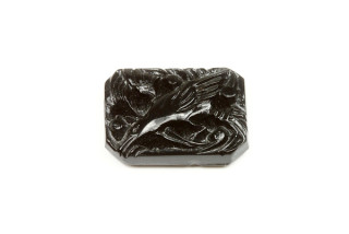 Skleněný kámen Preciosa s plasticky vytvarovaným ptáčkem, 23x17 mm, 1 ks - sytá černá