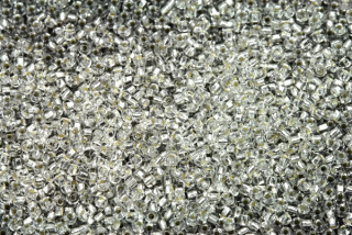 PRECIOSA rokajl 10/0 (2,2 - 2,4 mm) RH, bal. 50 g - krystal se stříbrným průtahem, SL