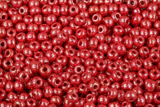 PRECIOSA rokajl 5/0 (4,3 - 4,8 mm) RH, bal. 50 g - sytá červená s listrem, sfinx