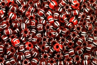 PRECIOSA rokajl 3/0 (5,3 - 5,8 mm) RH, bal. 50 g - sytá vínově červená, černé+bílé proužky