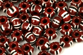 PRECIOSA rokajl 34/0 (8,3 - 8,8 mm) RH, bal. 50 g - sytá vín. červená, černé+bílé proužky