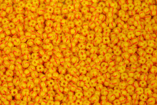 PRECIOSA rokajl 9/0 (2,4 - 2,8 mm) RH, bal. 50 g - tmavě žlutá, červené proužky