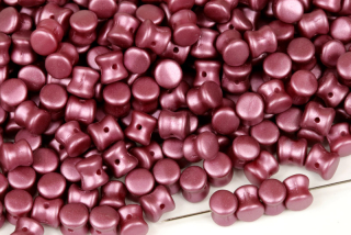 Preciosa Pellet™ 4x6 mm, 30 ks - vínově fialový vosk Burgundy (Pearl Pastels) na alabastru