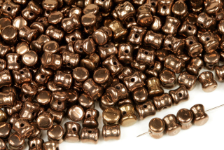 Preciosa Pellet™ 4x6 mm, 30 ks - bronzový listr na černé