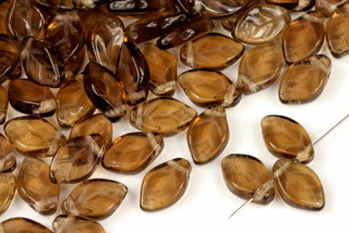 Mačkané korálky lísteček 12x7 mm, 20 ks - transparentní kouřový topaz