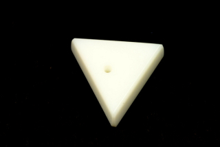 Skleněný přívěsek, originál, hrany 25x23x25x5 mm, 1 ks - alabastr
