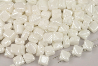 Silky beads Diagonal 6x6 mm, 30 ks - křída s bílým listrem