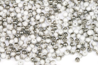 Mačkané korálky kuličky 3 mm, 100 ks - sytá bílá (křída) s půlpokovem Chrom