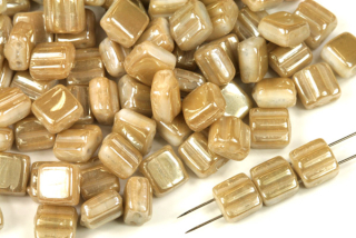 Silky beads 6x6 mm, 30 ks - perleťový pokov na žíhané béžové