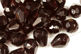 Broušené korálky hrušky 13x10 mm, 1 ks - transparentní tmavě červená, rubín
