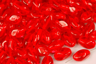 Mačkané korálky oliva tvarovaná 11x7 mm, 15 ks/16 cm - transparentní rubínově červená